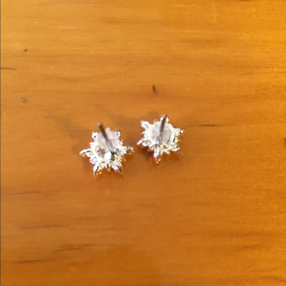 Dainty snowflake earrings - Picture 3 of 3